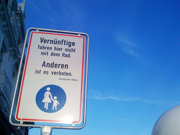 Foto von einem Schild mit der Aufschrift: "Vernünftige fahren hier nicht mit dem Rad. Anderen ist es verboten. Bezirksamt Altona